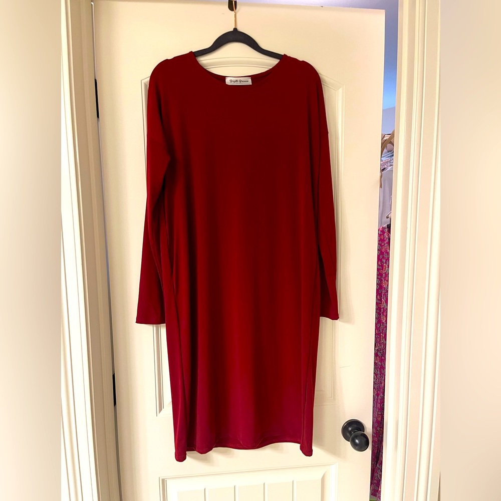 Non-wrinkle fabric boutique dress, with pockets.